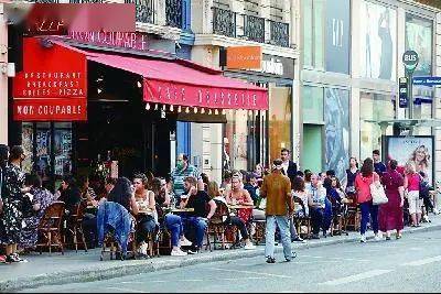 欧洲|环球风情 | 顶风冒雨，欧洲人扎堆在露台就餐