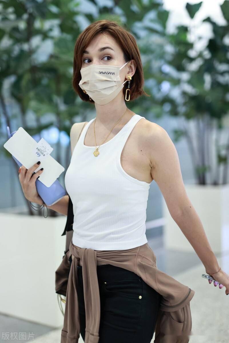 街拍卢靖姗白色老爹背心黑色开衩牛仔裤鱼嘴凉鞋简单大方