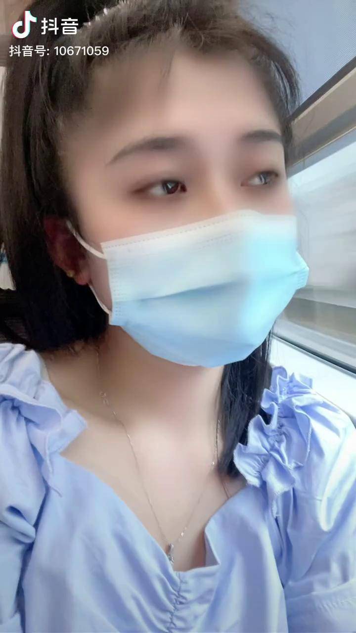 晚上8点播一会好几天没播了大家想我了吗dou戴口罩的女孩做个快乐的