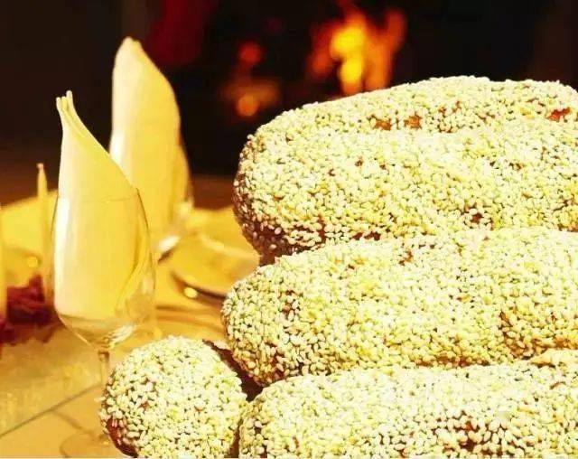 当地的西红柿泡馍堪称一绝,令人垂涎三尺.