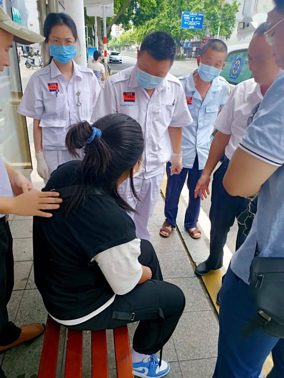 发生在漳州一名等车的女子突然倒地不停地抽搐