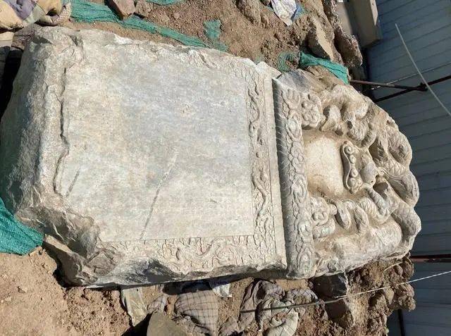 北京发现乾隆第三女固伦和敬公主墓出土万字不到头纹描金棺板