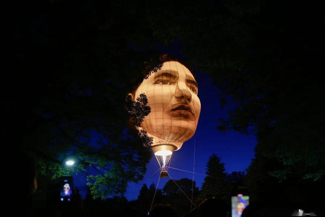 第二天早上,气球表示,仿佛身体被掏空~这艺术,真的欣赏不来啊