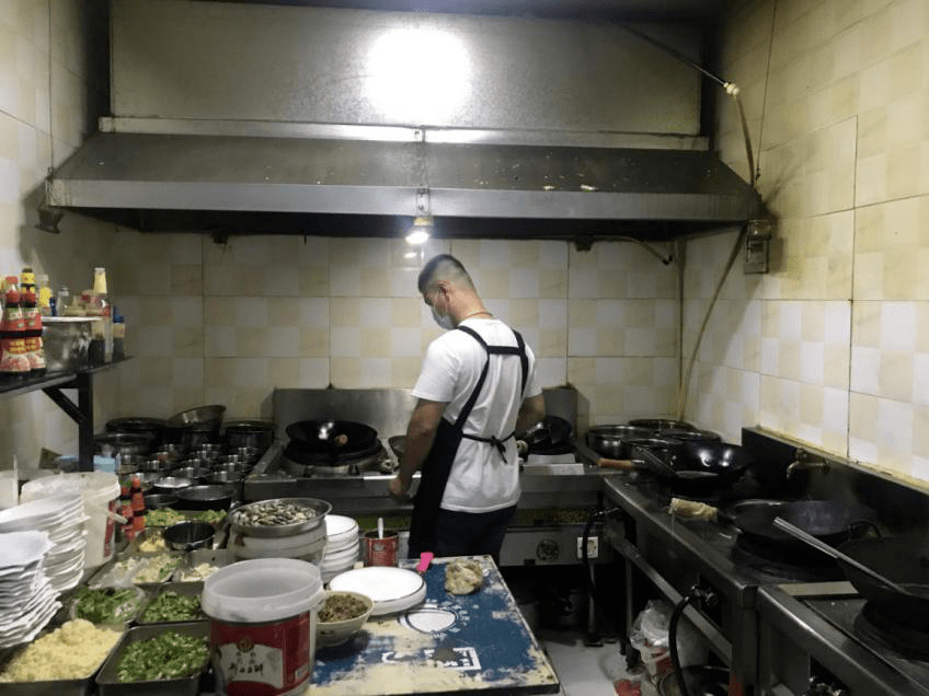 夜查烧烤店这条网红烧烤街后厨卫生过关吗