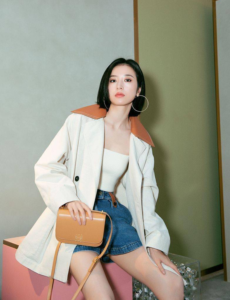 又美又a周雨彤穿loewe拼接风衣牛仔短裤