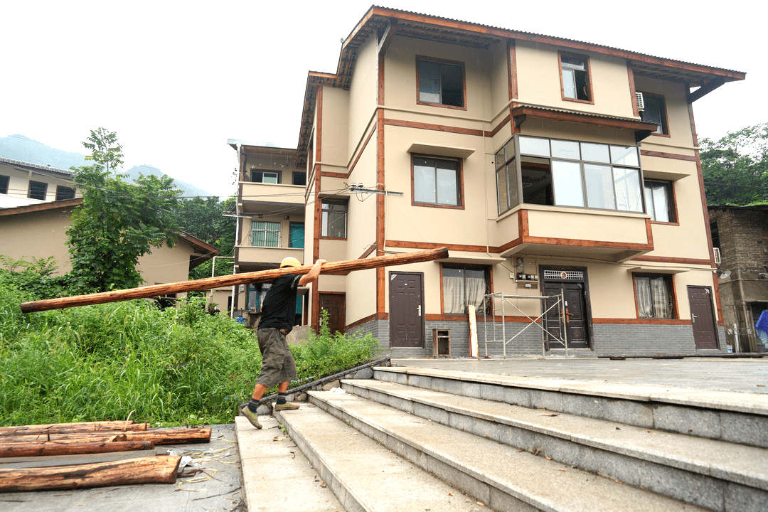 通过政府给我们积极争取资金,大力改造,现在路通了,房屋风貌提升改造