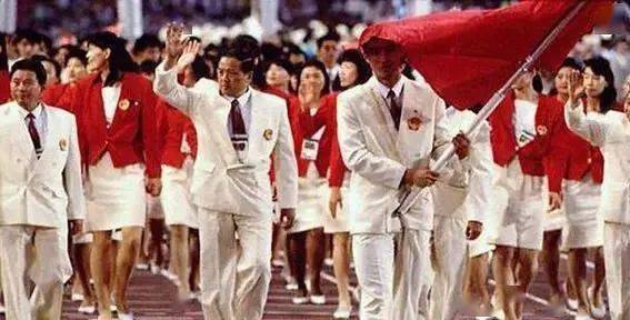 网友|东京奥运会中国队“入场服”终于不是番茄炒蛋了！网友：像酒店迎宾服