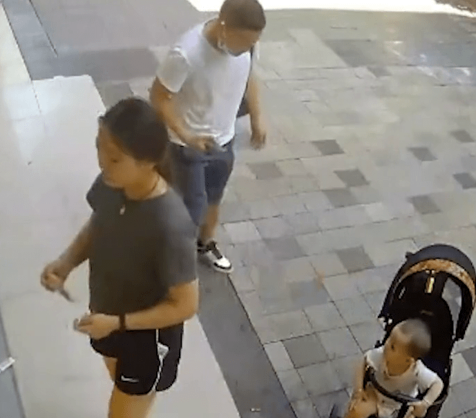 身后|男子买早餐看到身后婴儿车 怕呛到孩子主动灭烟并用手驱散烟味