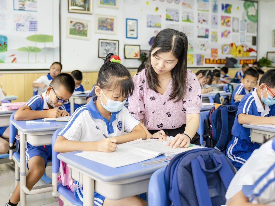 教师辅导学生完成作业