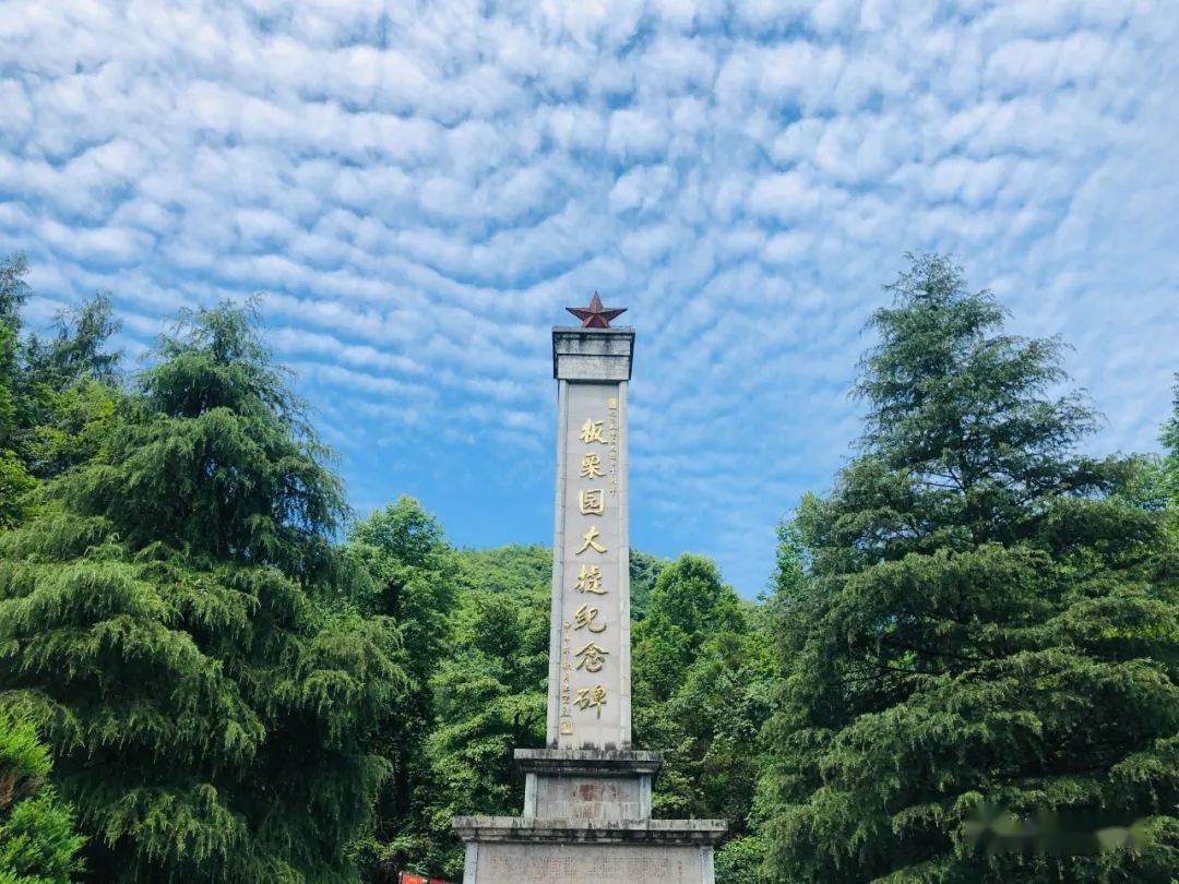 或行走在遊步道,沉浸在天然氧吧消暑納涼,用手機和相機記錄七姊妹山的