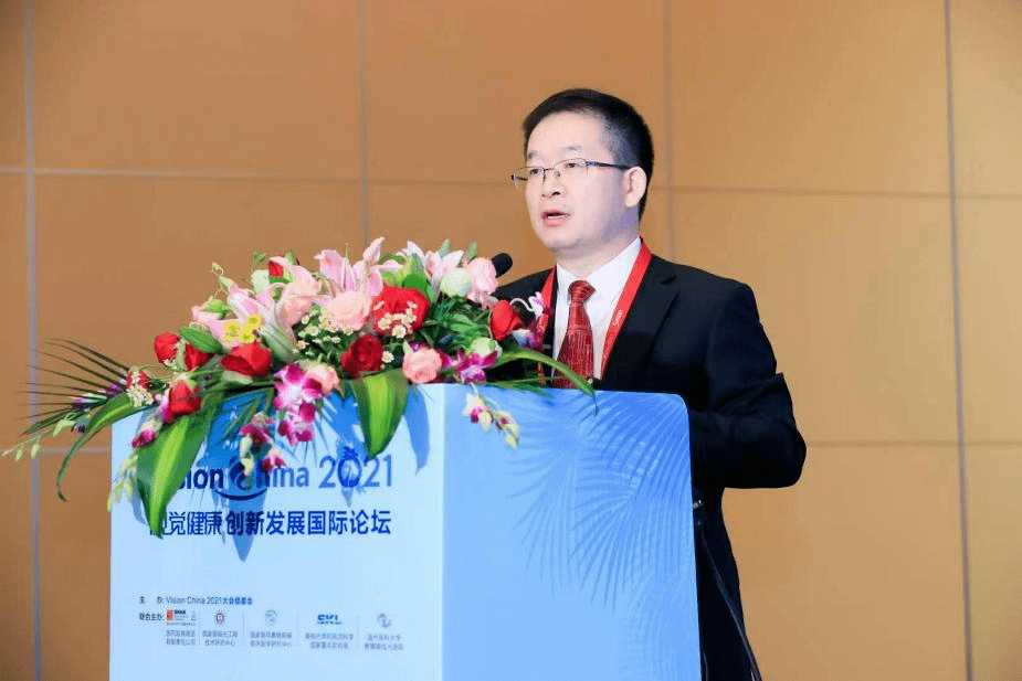 眼视光学院(生物医学工程学院)院长吴文灿教授以《内镜技术赋予视神经