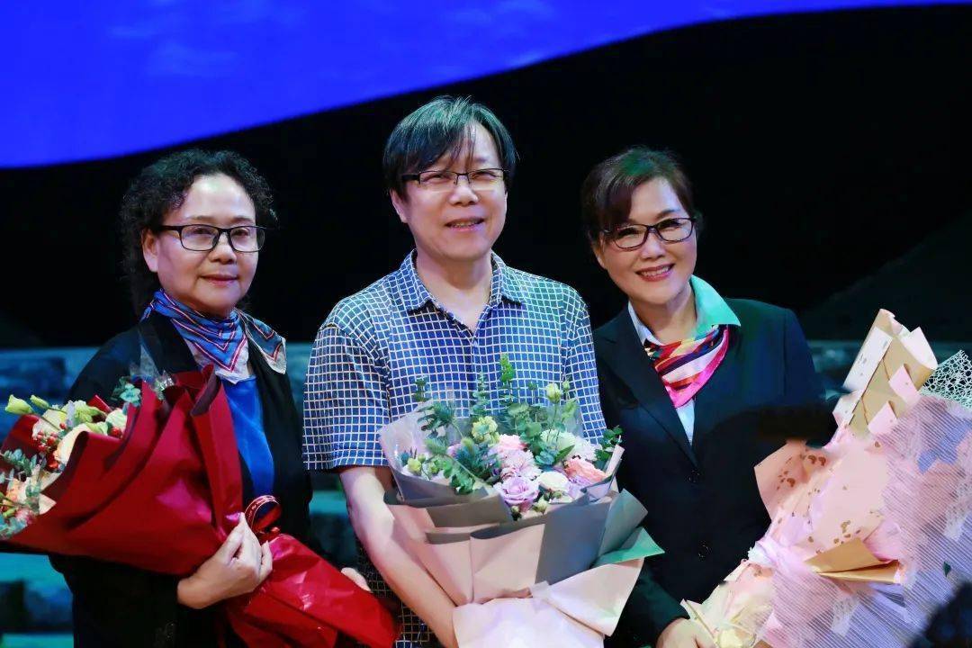 道德模范光辉闪耀,大型原创沪剧《石榴红了》首演圆满成功_汤晓红