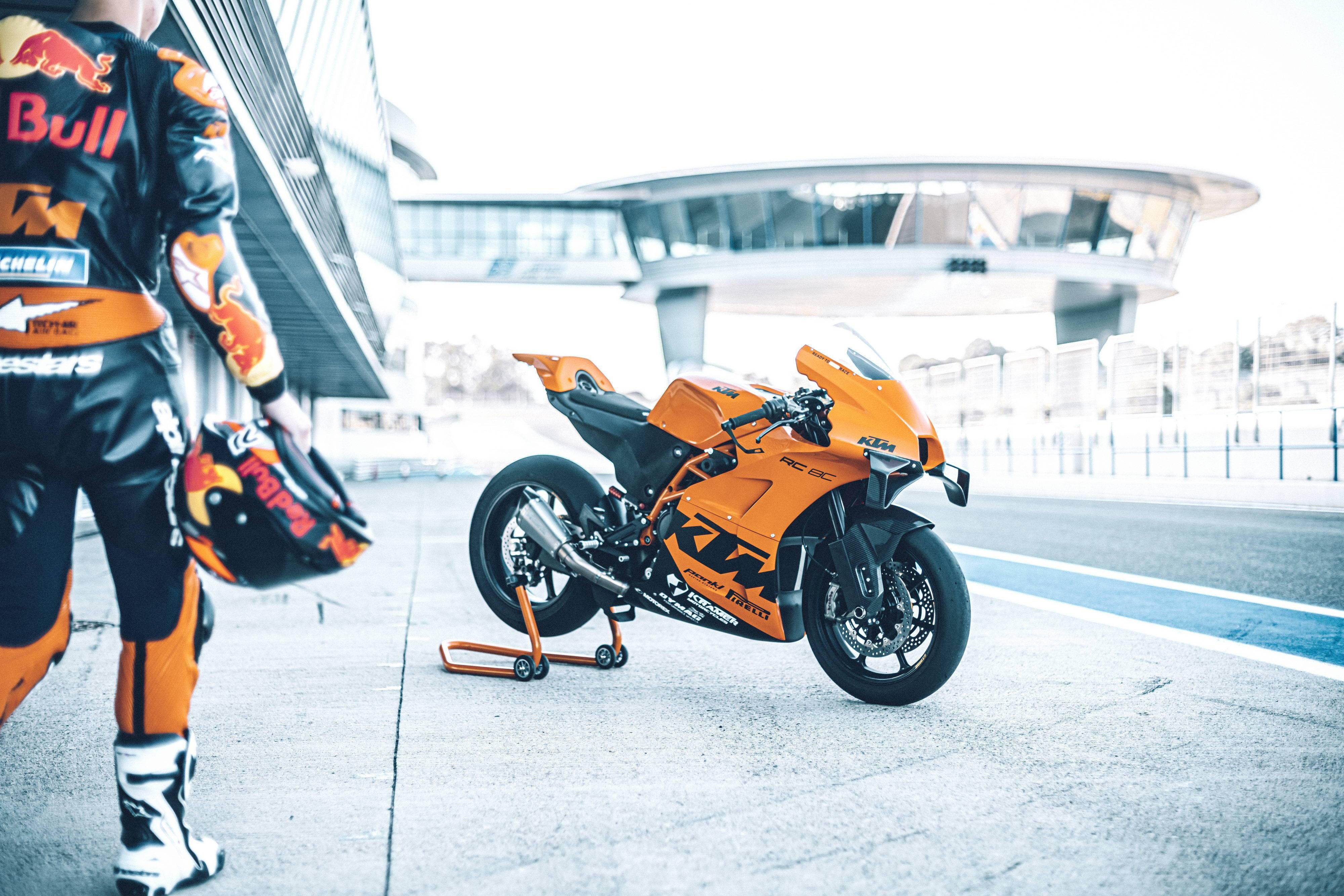 ktm rc8c 赛道特写