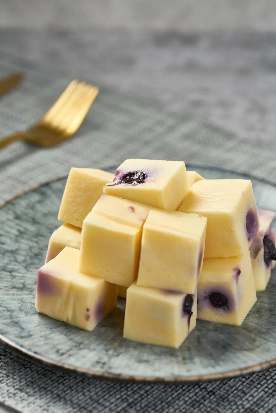 媲美冰激凌的蓝莓酸奶糕今天给大家分享一款足以但是小孩子可能获取不