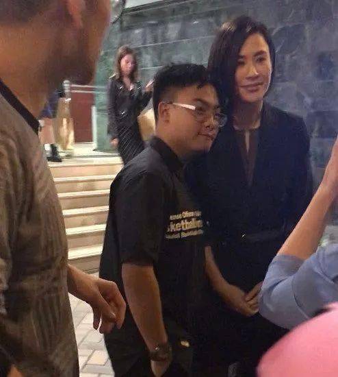 宣萱|宣萱林峰一起看剧，个个都瘦的真实，但51岁皮肤紧致一点不显老！
