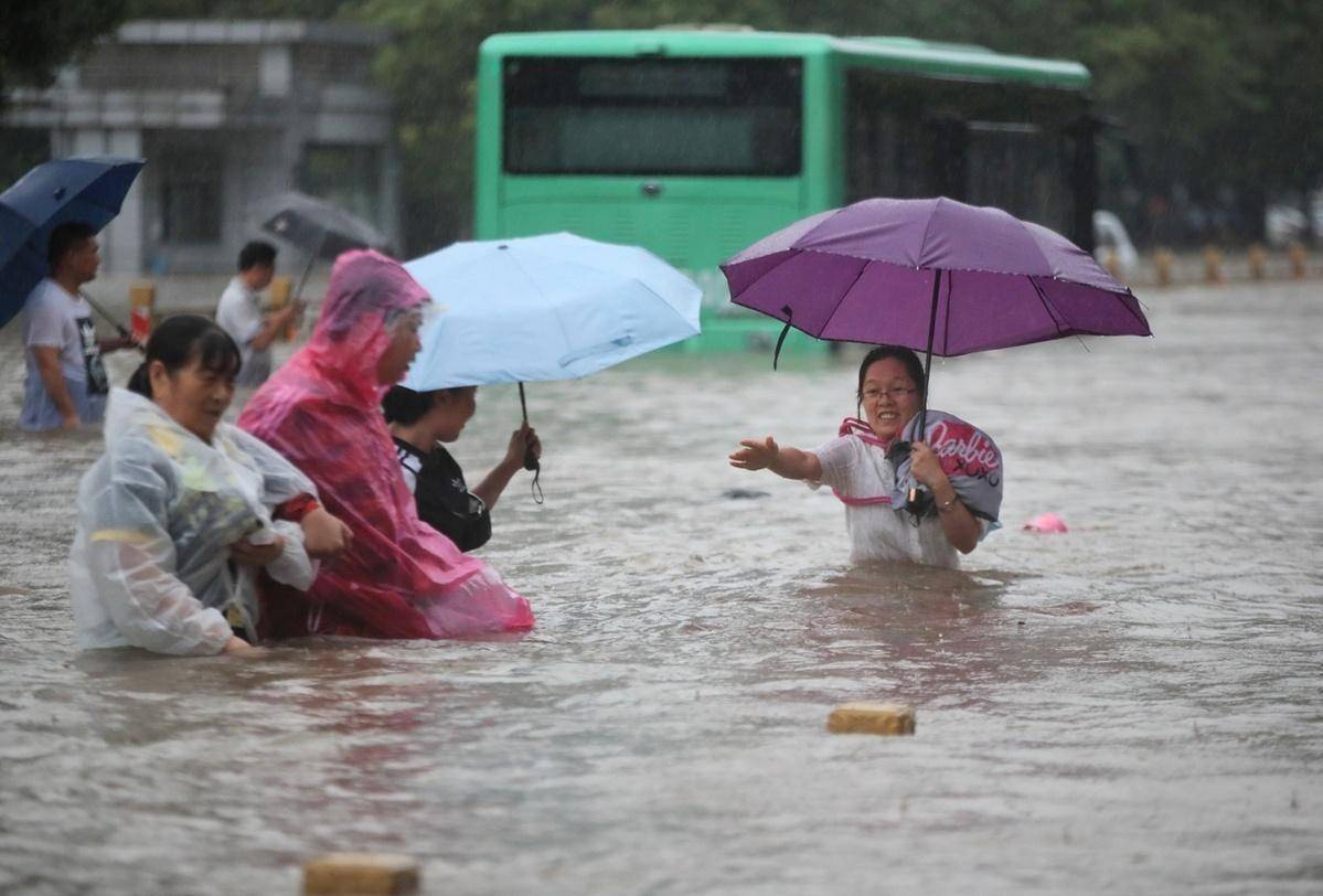 河南郑州遭遇强降雨袭击