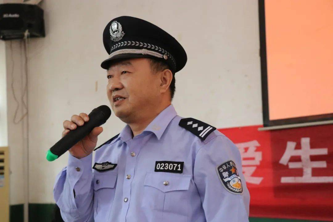 江西日报版面显位点赞柴桑区志愿警察协会党支部书记王勇全心全意维护