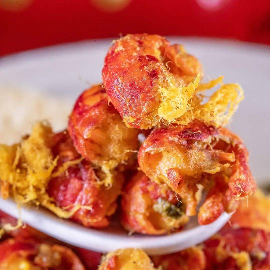 粘附在小龙虾表面的蛋黄经过爆炒后很沙~很香~浓郁细腻的蛋黄裹满整个