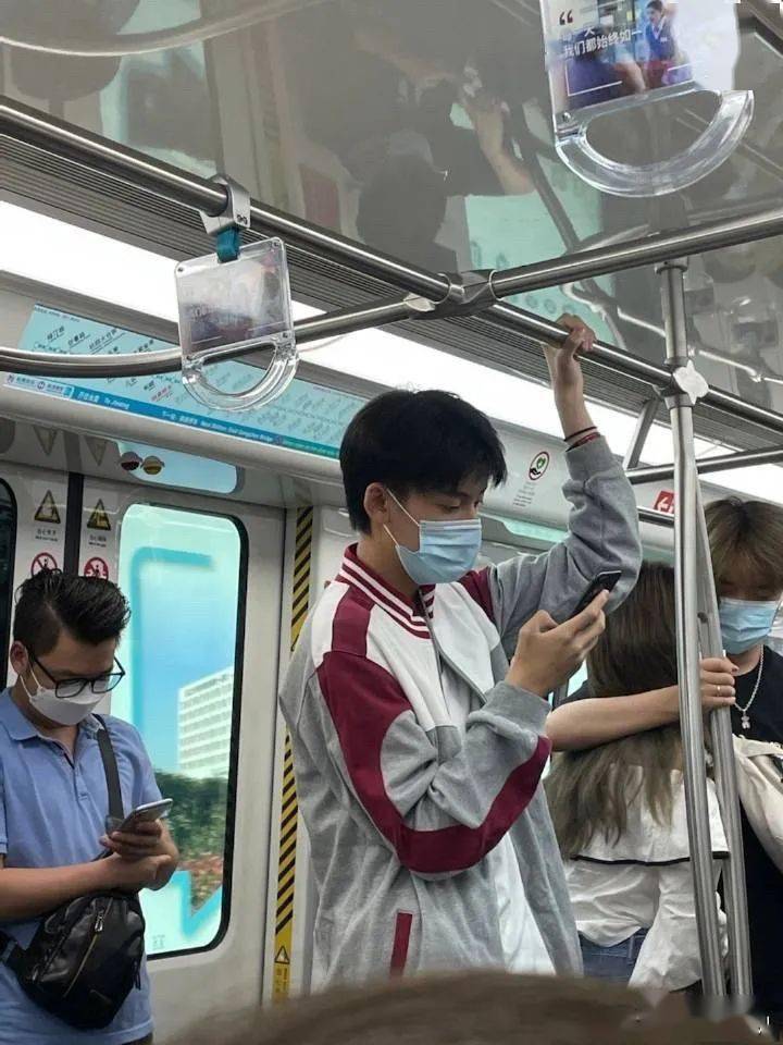 "冒死偷拍素人帅哥!啊啊啊啊啊这谁顶得住!"_地铁