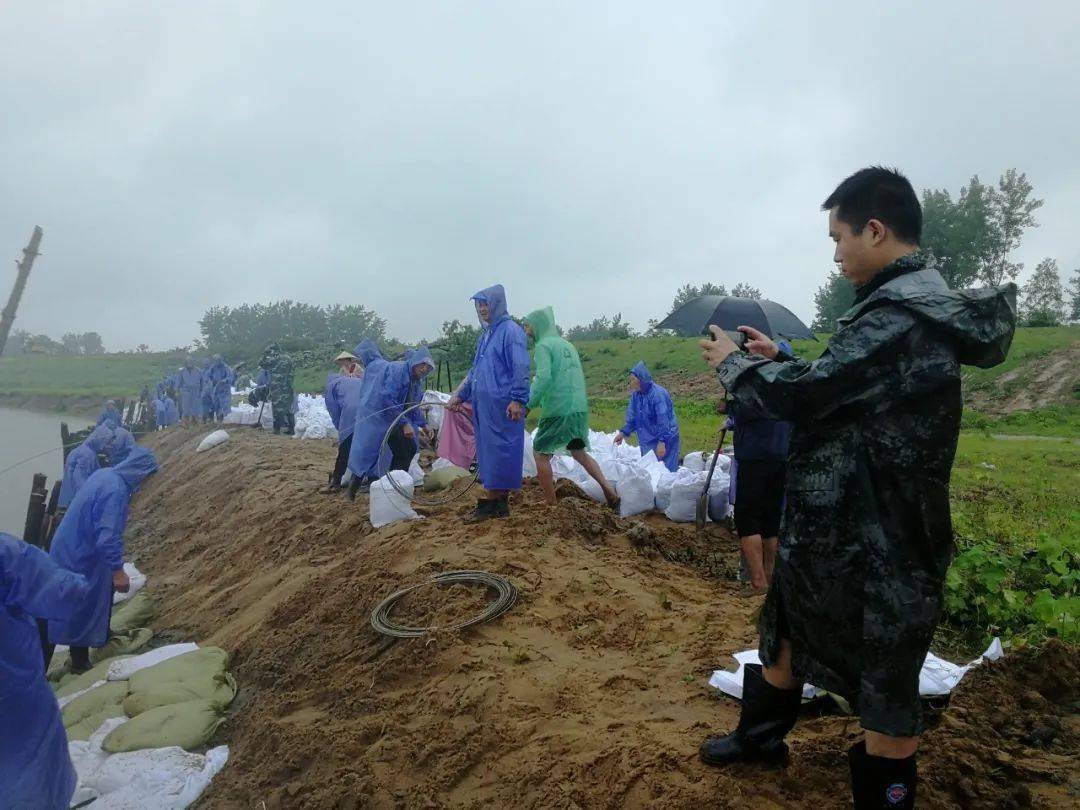 暴雨中，他们蹚积水、报汛情、拍救援......