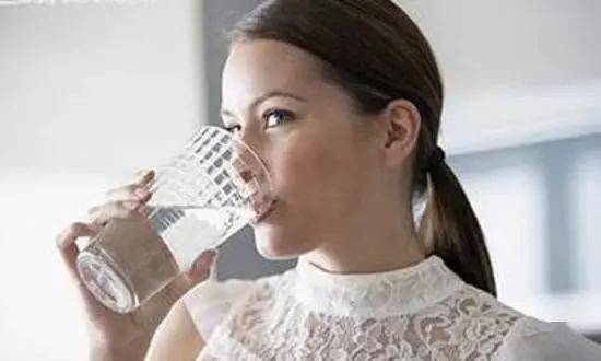 这样喝水，越喝湿气越重…