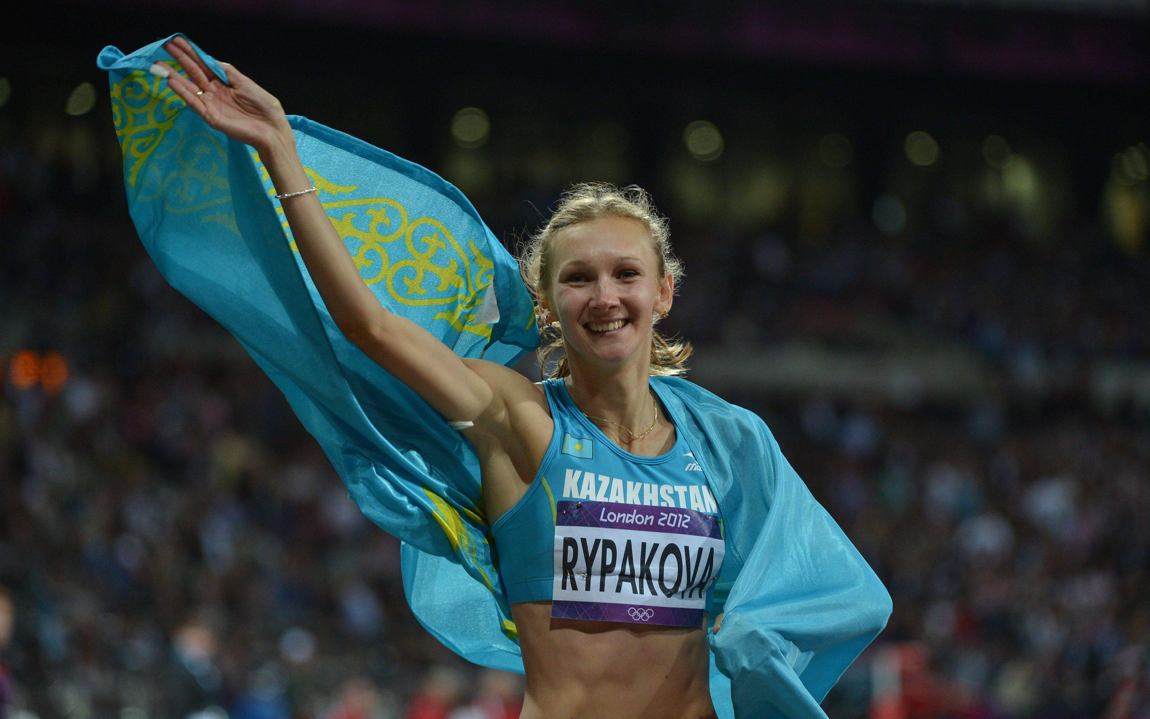 哈萨克斯坦女旗手抢镜曾获女子三级跳远奥运冠军