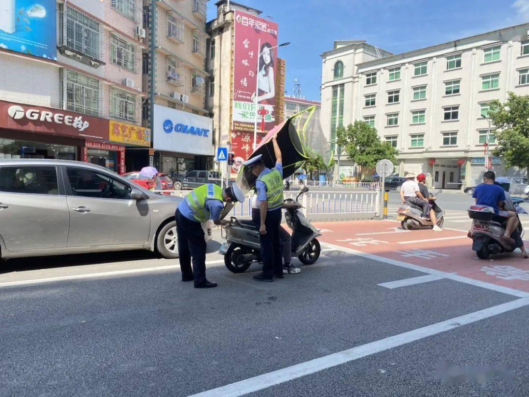 揭西交警開始查摩托車電動車非法加裝遮陽傘,不戴安全頭盔專項整治