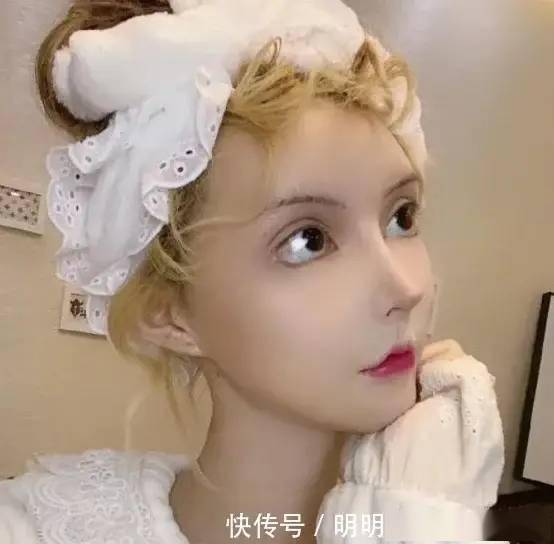 网红真人芭比迪丽拉为男友换上常服失去芭比妆五官清奇网友都没眼看