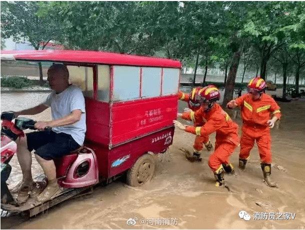 河南告急暴雨中的凡人英雄他们是最美的作文素材多图