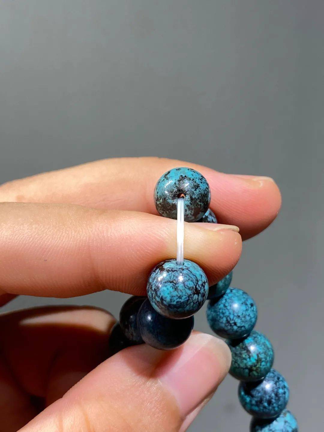 绿松石是古老的宝石之一,因其原矿石形似松果而得名,独特之蓝绿色泽