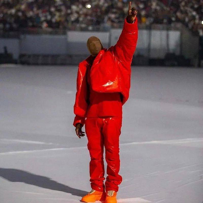 母亲|Kanye 丝袜套头模仿《阿基拉》！Yeezy 新鞋型完整曝光！