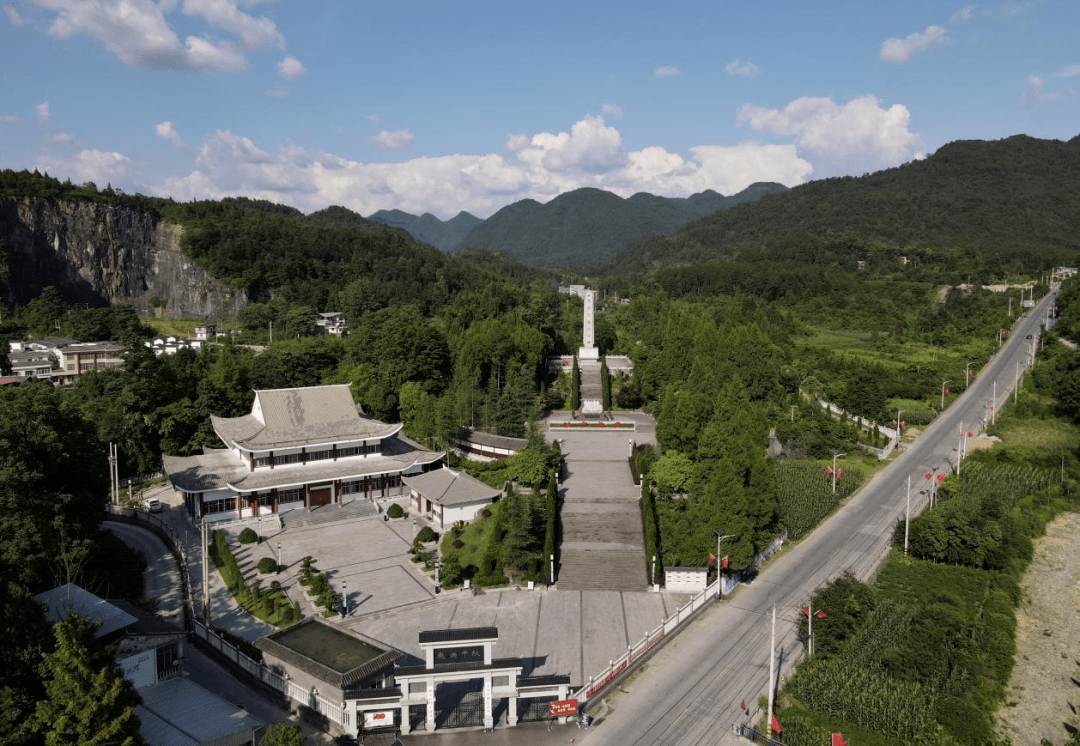 央媒聚焦:"走进红色美丽村庄"网络主题宣传采访活动走进忠堡_咸丰县