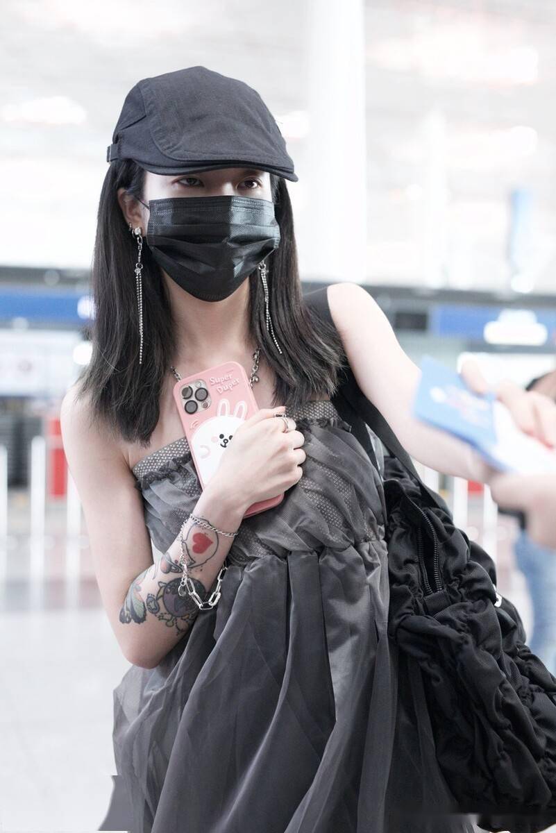 街拍乃万身穿灰色抹胸纱裙清纯可爱流苏耳饰仙气十足