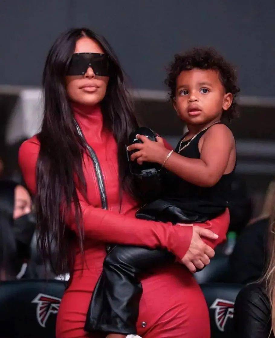 母亲|Kanye 丝袜套头模仿《阿基拉》！Yeezy 新鞋型完整曝光！