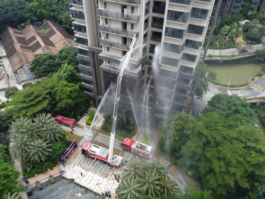在龙山华府小区内举行消防演练应对高层建筑火灾扑救能力的一场检验我