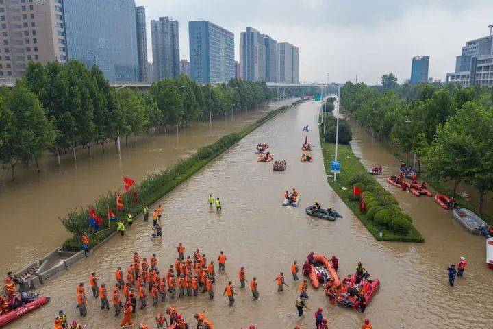 暴雨突袭下的生命接力—郑州万名医院患者大转移纪实