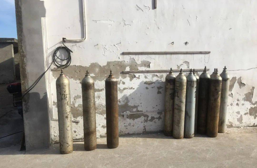 生产车间发现多处烟头,且气割现场有操作工人当场吸烟.