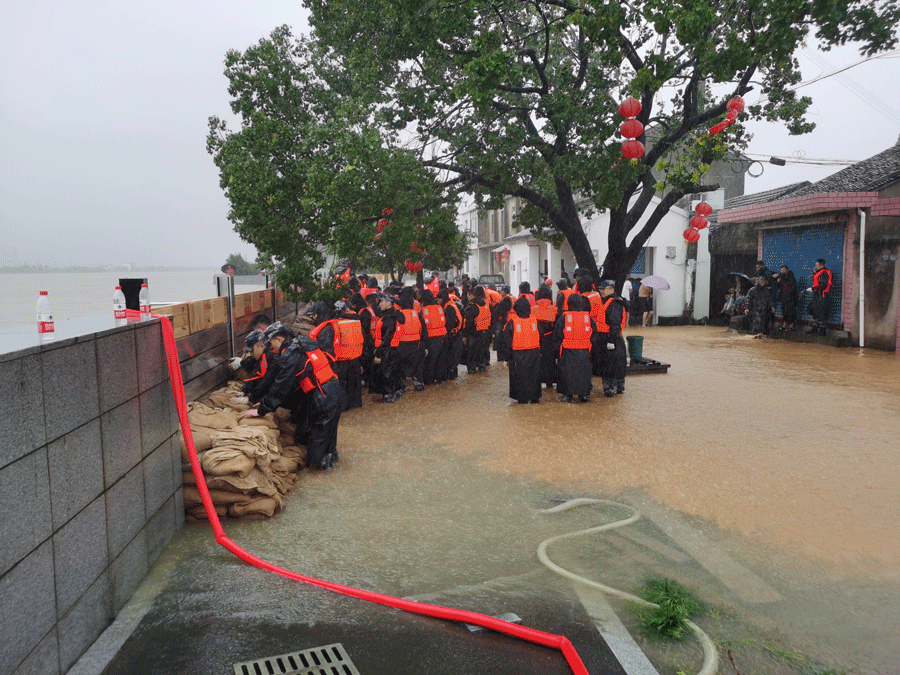 接到求助后,慈城镇应急指挥处立即向驻慈部队海军92602部队请求支援