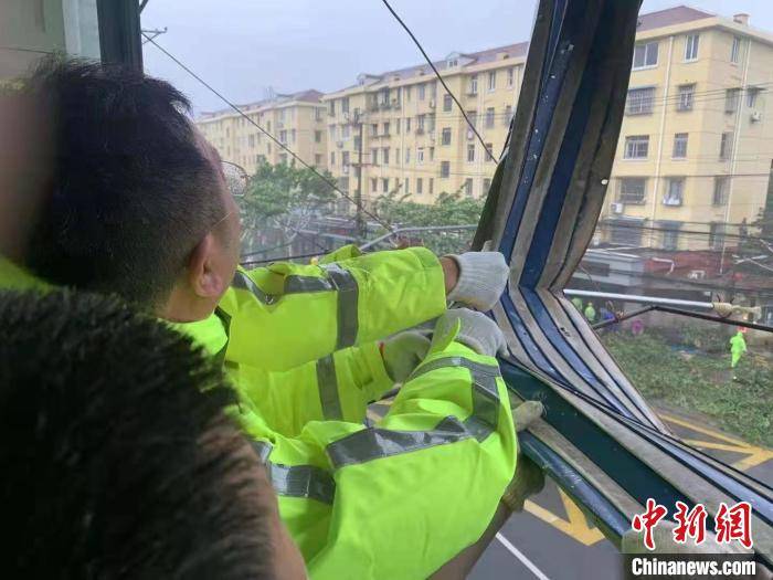 台风 烟花 逞威 各方至上海高铁列车全停运地铁站天桥顶被吹飞 韦珏晔