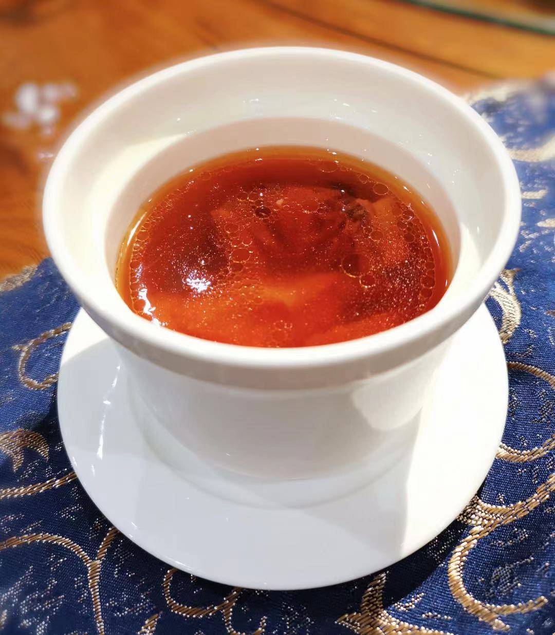 汤里放了红曲,吃起来暖胃,梅州的客家人都很爱这道菜.