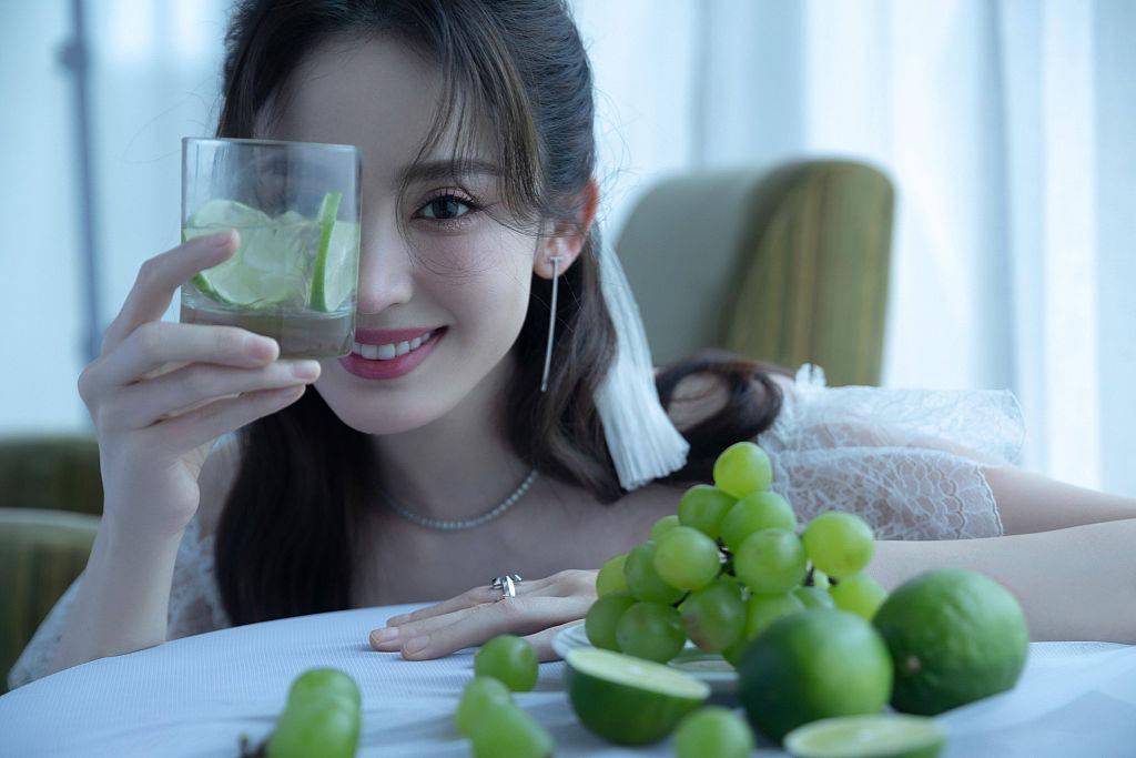 Tiffany|娜扎穿Georges Chakra一字肩礼服 甜美优雅