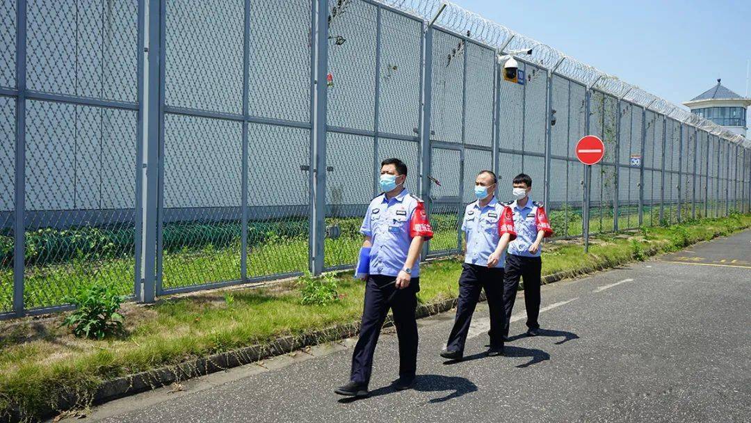 句容监狱二十监区民警徐军,蒋国新对午餐饭菜进行检查,保证夏季饮食