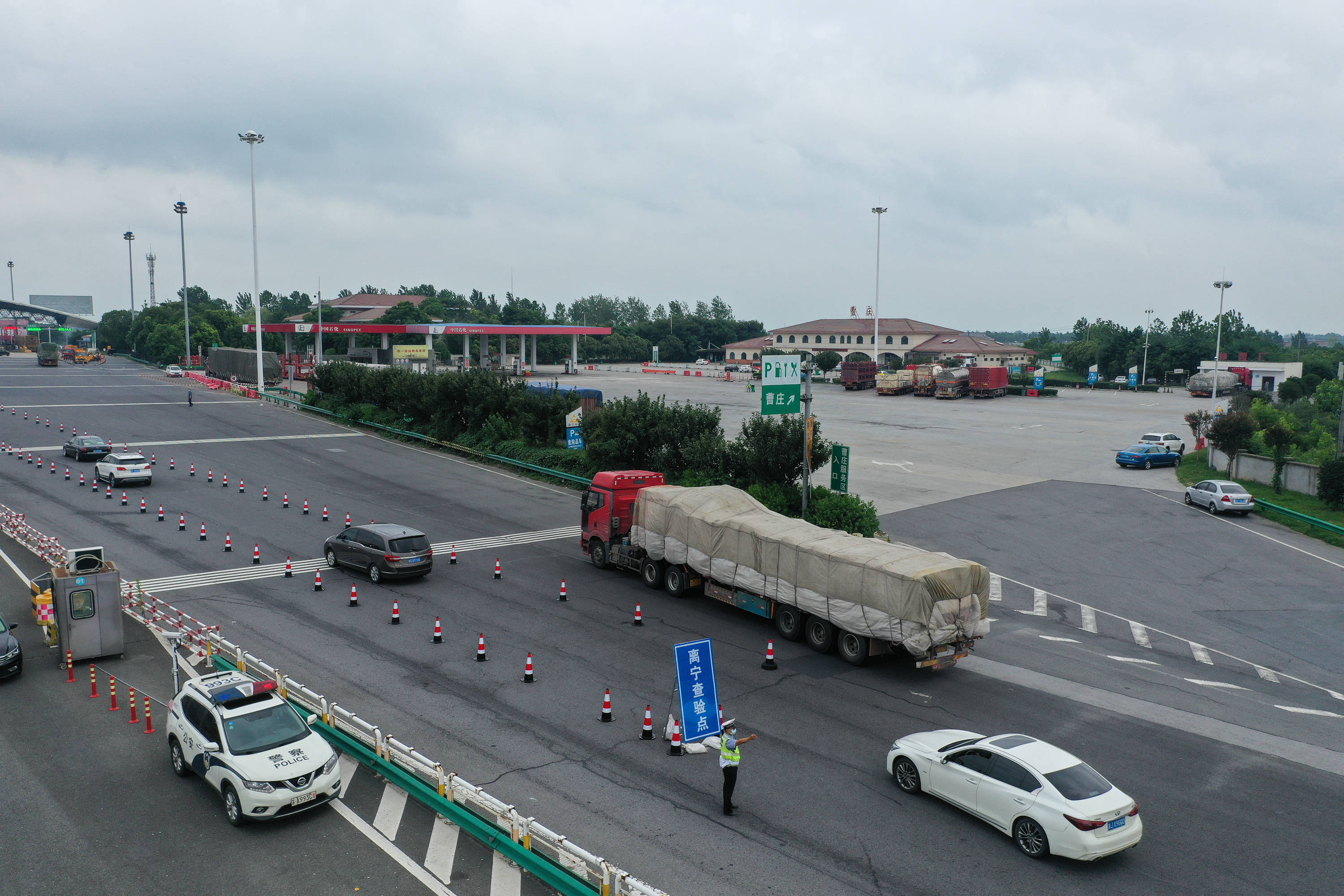 7月25日,在南京绕城高速公路西善桥收费站,执法人员向过路司机介绍