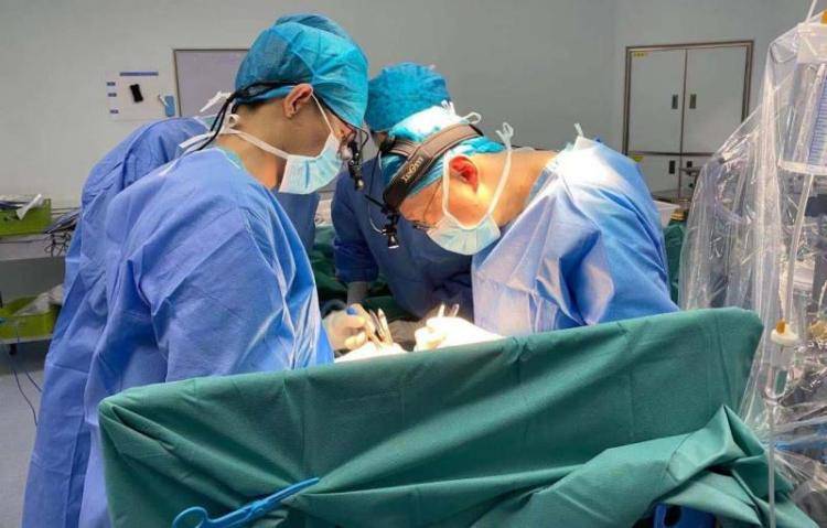 陈欣欣教授(右一)带领深圳市儿童医院胸心外科团队在手术中.