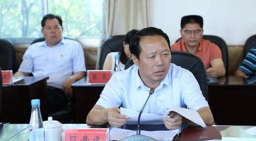 7月24日,县委书记段贵建主持召开县区换届人事调整见面会,县委副书记