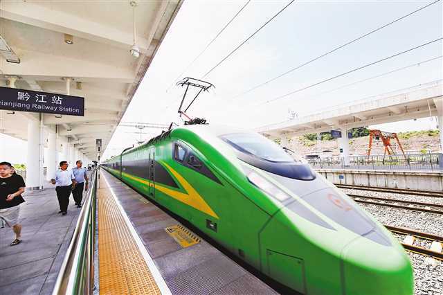 7月25日,由重庆北开往湖南张家界的复兴号动车组列车经停黔江区火车