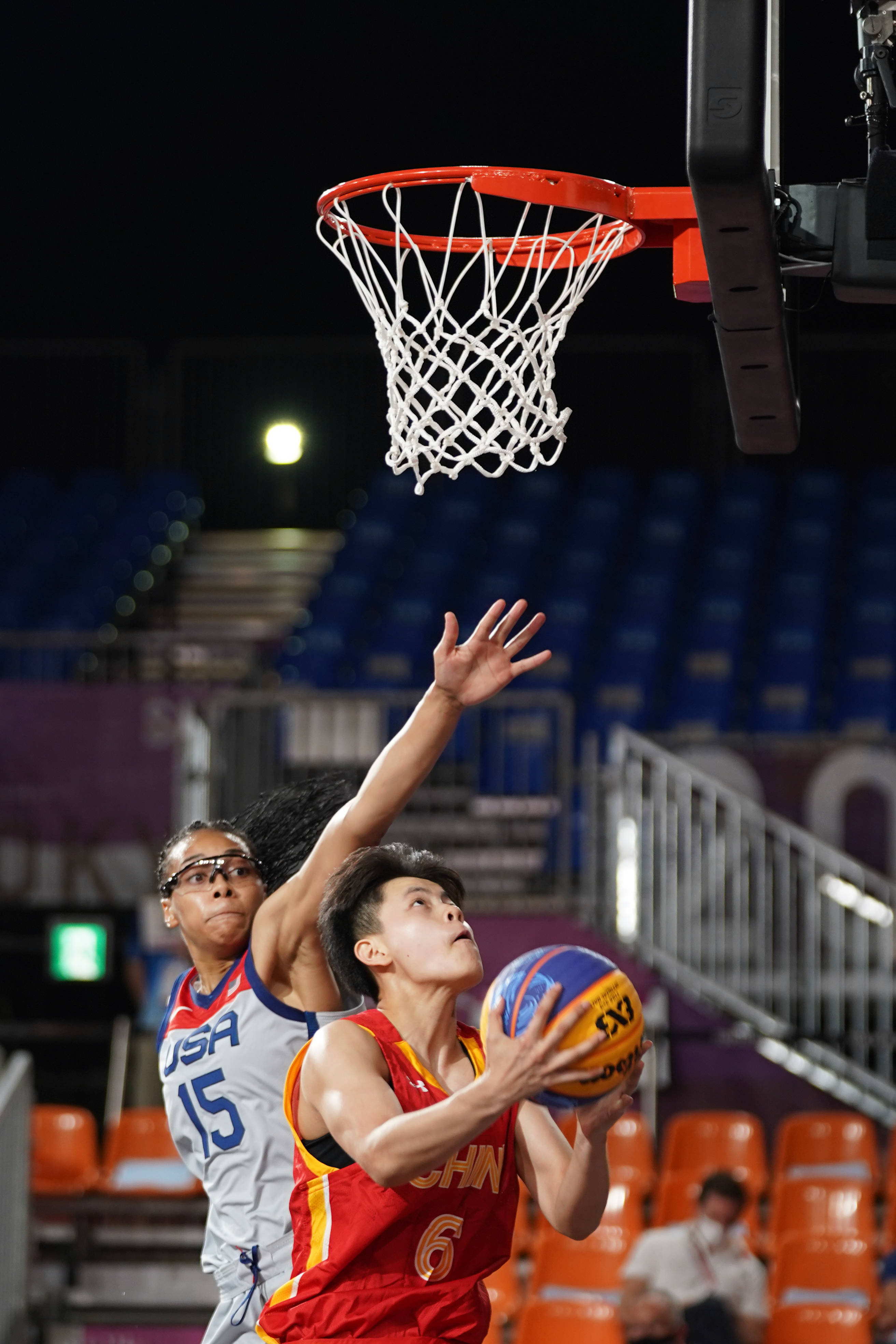 7月26日,中国队球员杨舒予(前)在比赛中进攻.