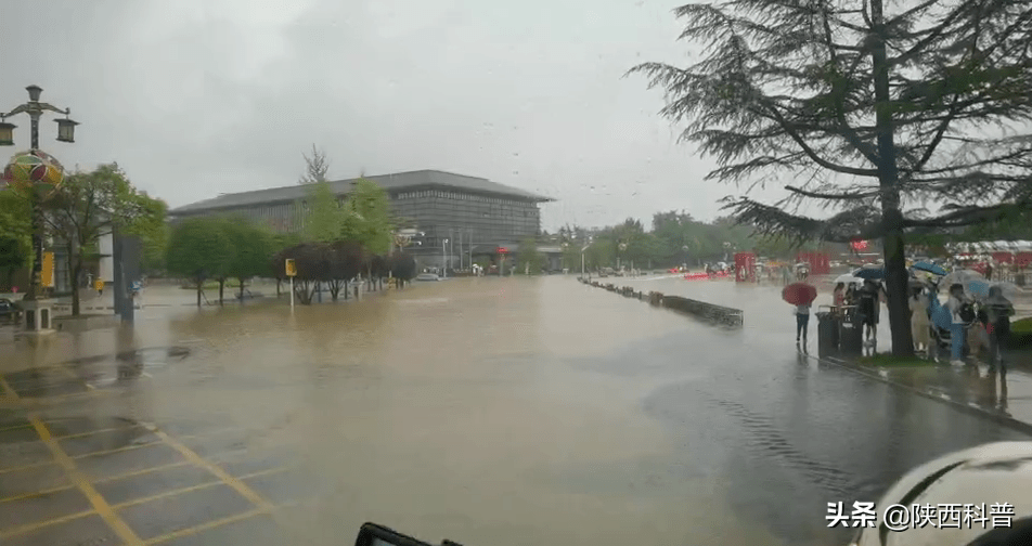 西安今日突降暴雨多處積水有人被困車中氣象部門闢謠西安市將出現十年