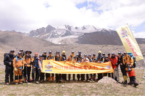 周韦彤登顶5254.5米雪山，峰顶为河南祈