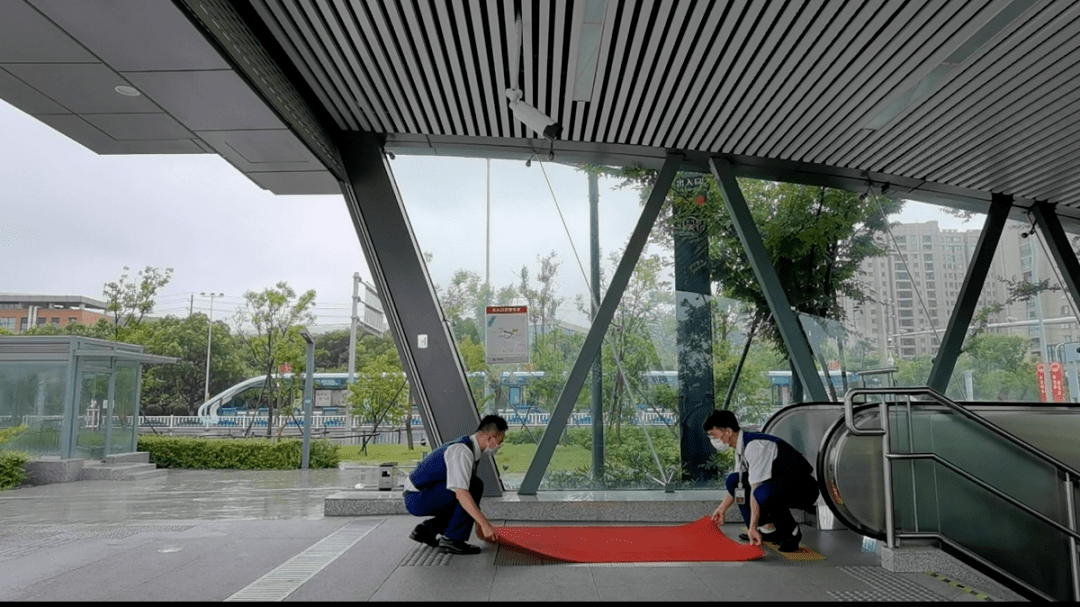 在常州北站,站长赖婉婷组织人员仔细排查离壁沟,集水井的水位情况